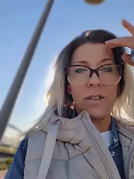 ManuelaX online show from March 18, 2026, 4:41 pm