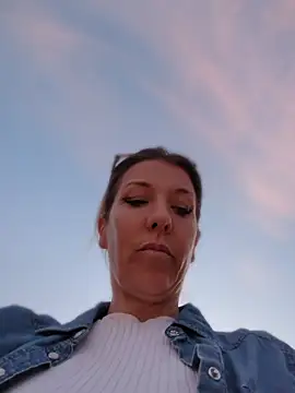 ManuelaX online show from April 19, 2026, 6:54 pm