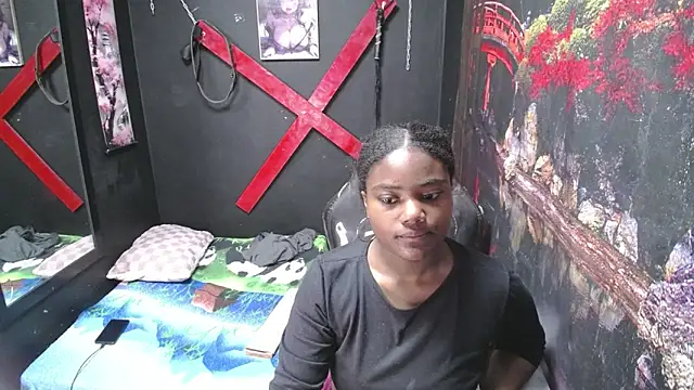 Candykss online show from April 11, 2026, 4:43 pm