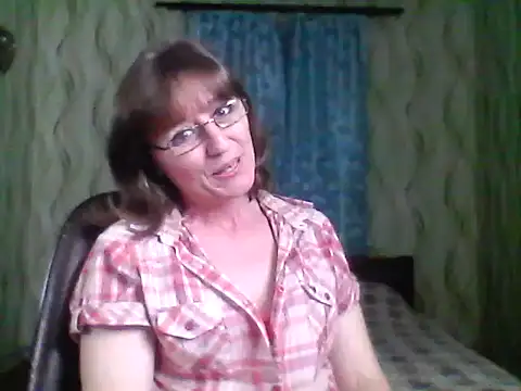 Alisaprice077 online show from April 6, 2026, 9:05 pm