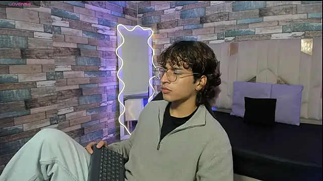 JUSTIN TAY1 online show from April 12, 2026, 11:35 am