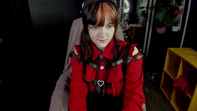EsterTwilight online show from May 16, 2026, 4:06 pm