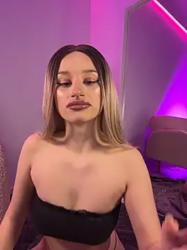 ScarletFlameee online show from April 25, 2026, 6:05 am