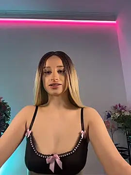 Snapshot of ScarletFlameee chatting on May 3, 2026, 6:18 am ScarletFlameee online show from May 3, 2026, 6:18 am