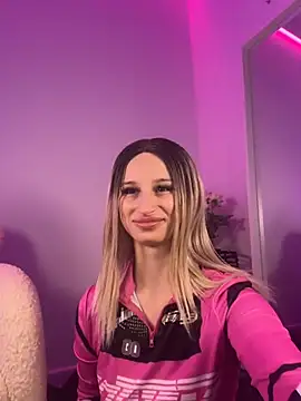 ScarletFlameee online show from April 19, 2026, 5:52 am