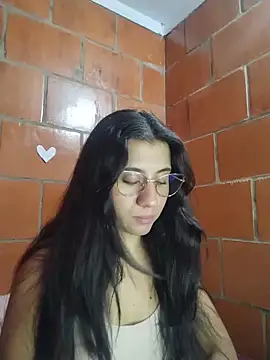 Snapshot of Amanda_x1 chatting on May 5, 2026, 7:28 pm Amanda x1 online show from May 5, 2026, 7:28 pm