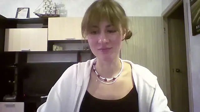 ElenoreHolguin online show from April 7, 2026, 3:03 pm