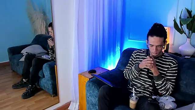 Snapshot of Skinny_Mac chatting on April 4, 2026, 12:23 pm Skinny Mac online show from April 4, 2026, 12:23 pm