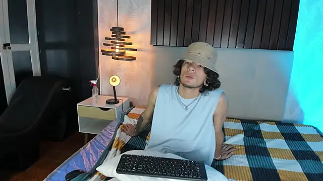 Snapshot of Skinny_Mac chatting on April 9, 2026, 12:33 pm Skinny Mac online show from April 9, 2026, 12:33 pm