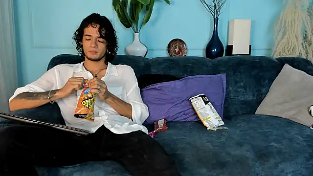 Snapshot of Skinny_Mac chatting on April 11, 2026, 1:04 pm Skinny Mac online show from April 11, 2026, 1:04 pm