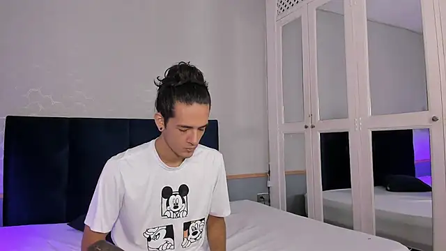 Snapshot of Skinny_Mac chatting on March 17, 2026, 12:08 pm Skinny Mac online show from March 17, 2026, 12:08 pm