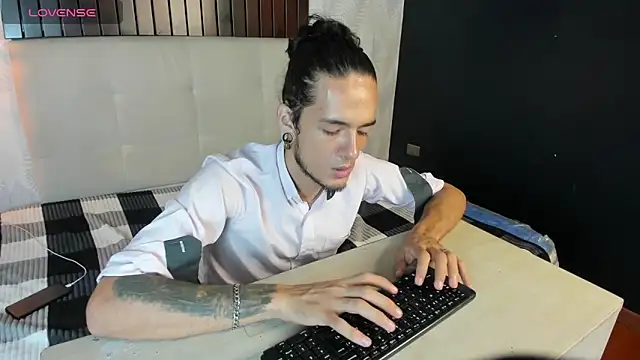 Snapshot of Skinny_Mac chatting on April 16, 2026, 3:02 pm Skinny Mac online show from April 16, 2026, 3:02 pm