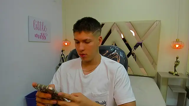 Snapshot of AlessandroFranco chatting on April 20, 2026, 7:04 pm AlessandroFranco online show from April 20, 2026, 7:04 pm