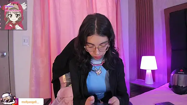 Snapshot of Molly_A chatting on April 1, 2026, 3:31 pm Molly A online show from April 1, 2026, 3:31 pm