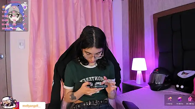 Snapshot of Molly_A chatting on April 6, 2026, 3:02 pm Molly A online show from April 6, 2026, 3:02 pm