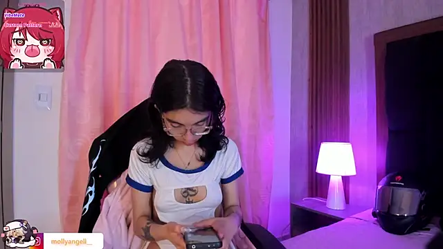 Snapshot of Molly_A chatting on April 9, 2026, 2:34 pm Molly A online show from April 9, 2026, 2:34 pm