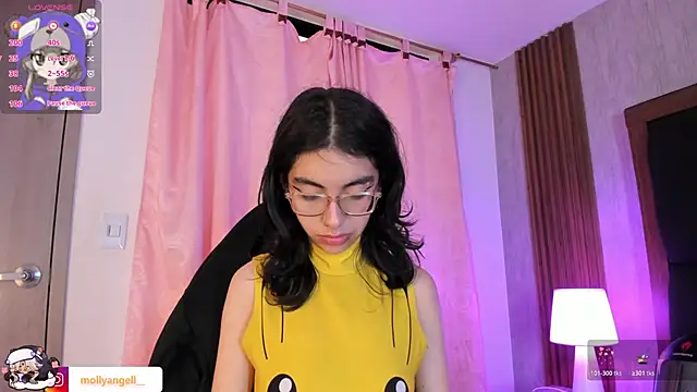 Snapshot of Molly_A chatting on April 5, 2026, 2:35 pm Molly A online show from April 5, 2026, 2:35 pm