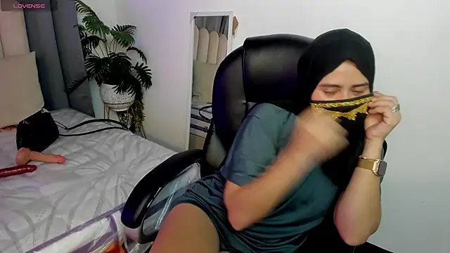 Snapshot of bahiya_aziz chatting on June 7, 2026, 3:28 pm bahiya aziz online show from June 7, 2026, 3:28 pm