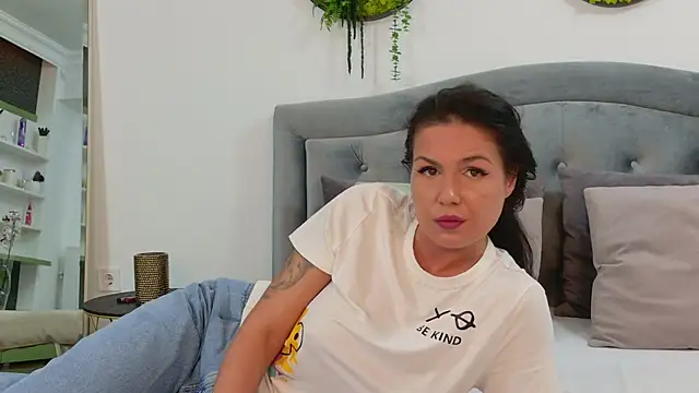 Snapshot of AnneRey chatting on April 21, 2026, 7:26 am AnneRey online show from April 21, 2026, 7:26 am