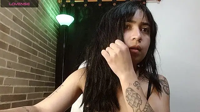 sweet-little online show from June 25, 2026, 1:47 am