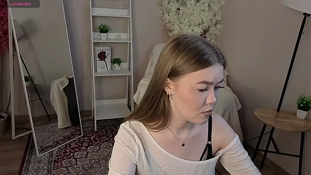 BlondeLina online show from May 19, 2026, 4:41 am