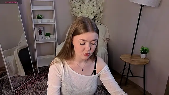 BlondeLina online show from May 18, 2026, 4:07 am