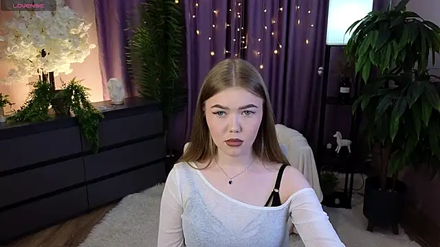 BlondeLina online show from May 29, 2026, 10:32 am