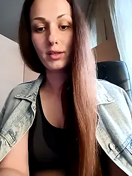 Snapshot of LunaCrystall chatting on April 4, 2026, 4:13 pm LunaCrystall online show from April 4, 2026, 4:13 pm