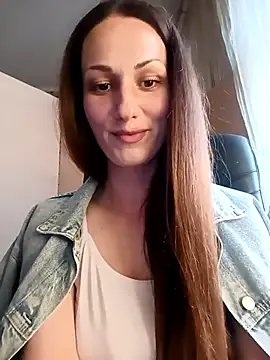 Snapshot of LunaCrystall chatting on April 10, 2026, 4:14 pm LunaCrystall online show from April 10, 2026, 4:14 pm