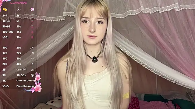 Snapshot of OnlyEva1 chatting on April 21, 2026, 8:10 am OnlyEva1 online show from April 21, 2026, 8:10 am