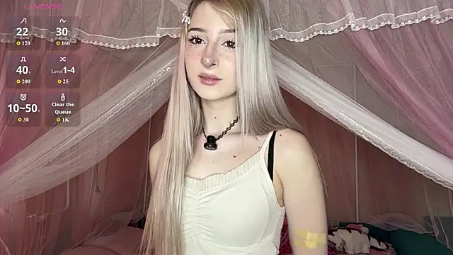 Snapshot of OnlyEva1 chatting on May 3, 2026, 8:30 am OnlyEva1 online show from May 3, 2026, 8:30 am