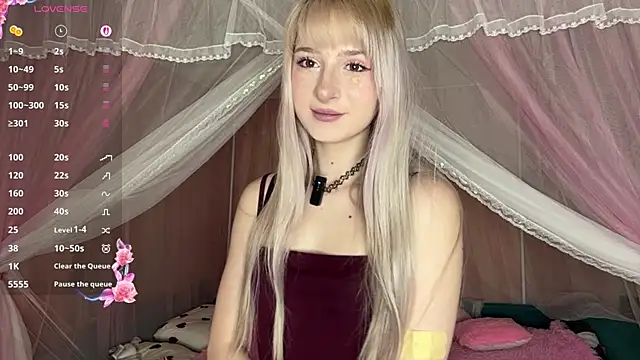 Snapshot of OnlyEva1 chatting on April 20, 2026, 7:55 am OnlyEva1 online show from April 20, 2026, 7:55 am