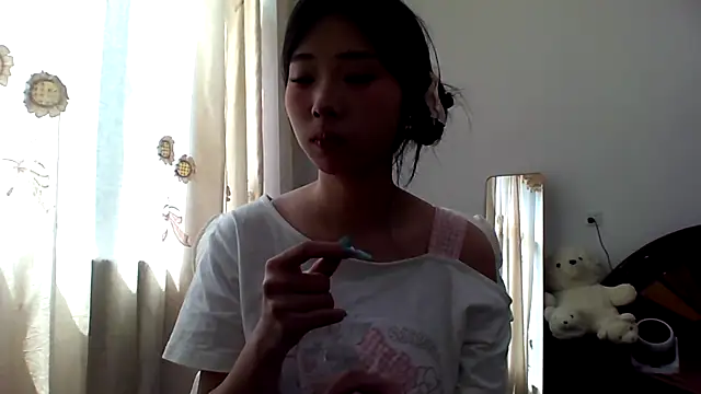 yiyibaby2026 online show from April 9, 2026, 3:52 am