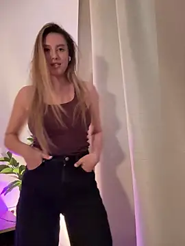 Snapshot of EvaRyen_ chatting on April 6, 2026, 3:35 pm EvaRyen online show from April 6, 2026, 3:35 pm