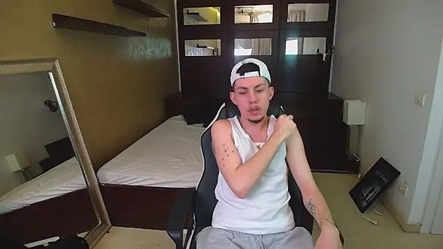 Snapshot of KrewVaughn chatting on March 21, 2026, 8:19 am KrewVaughn online show from March 21, 2026, 8:19 am