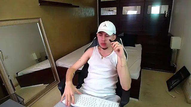 Snapshot of KrewVaughn chatting on March 21, 2026, 5:19 am KrewVaughn online show from March 21, 2026, 5:19 am