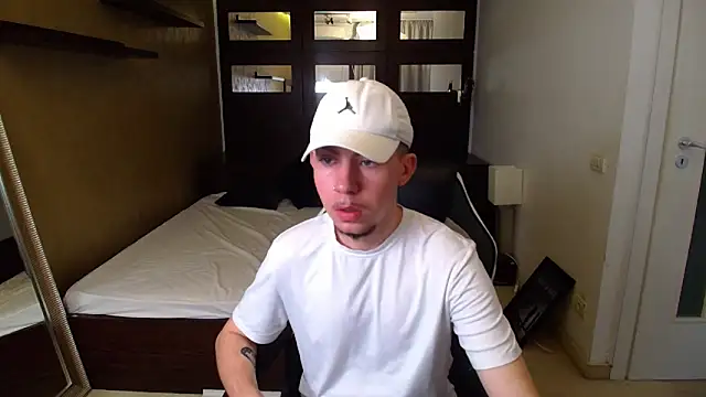 Snapshot of KrewVaughn chatting on March 17, 2026, 6:38 am KrewVaughn online show from March 17, 2026, 6:38 am