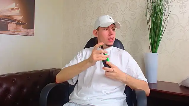 Snapshot of KrewVaughn chatting on April 3, 2026, 9:16 am KrewVaughn online show from April 3, 2026, 9:16 am