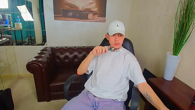 Snapshot of KrewVaughn chatting on March 31, 2026, 9:33 am KrewVaughn online show from March 31, 2026, 9:33 am