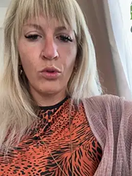Snapshot of AtomBlondy chatting on April 22, 2026, 12:12 pm AtomBlondy online show from April 22, 2026, 12:12 pm
