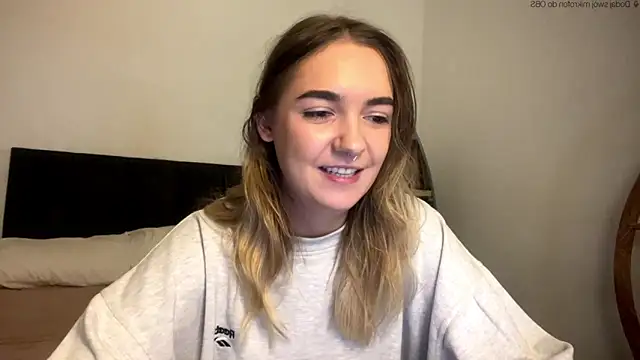 Snapshot of RoxyWet chatting on May 1, 2026, 12:43 pm RoxyWet online show from May 1, 2026, 12:43 pm
