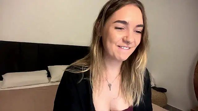 Snapshot of RoxyWet chatting on April 17, 2026, 1:36 pm RoxyWet online show from April 17, 2026, 1:36 pm