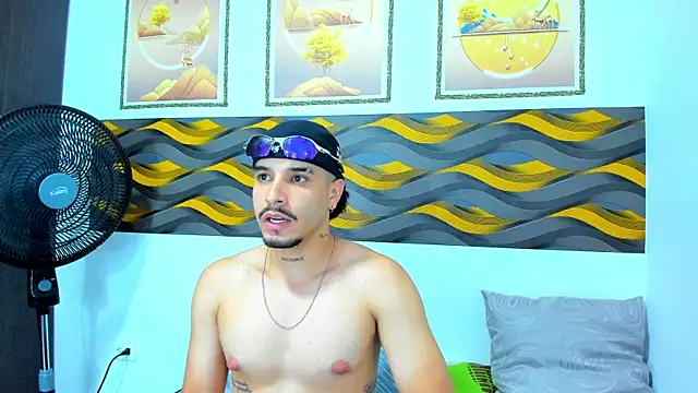 Snapshot of Leon_Hotx chatting on April 25, 2026, 7:33 pm Leon Hotx online show from April 25, 2026, 7:33 pm
