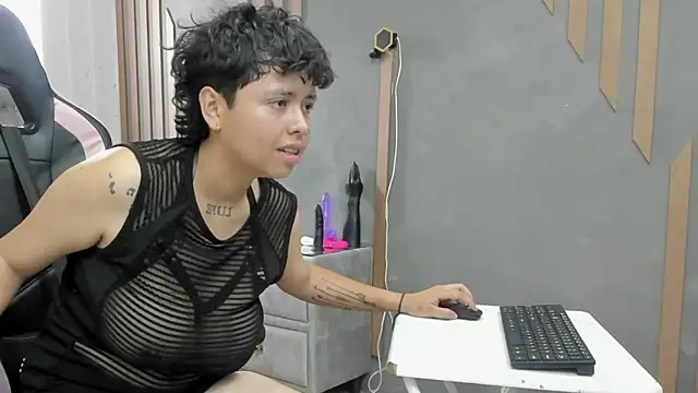 NikiEvanz online show from April 1, 2026, 8:39 pm