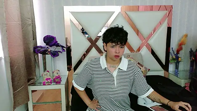 NikiEvanz online show from March 22, 2026, 3:02 pm