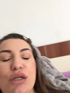 SweetCurvess online show from April 18, 2026, 2:08 pm