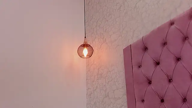 saraa joness  online show from March 21, 2026, 7:40 pm