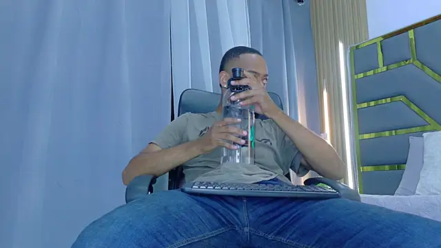 Snapshot of Oliver_bigblack_cock chatting on March 26, 2026, 5:55 pm Oliver bigblack cock online show from March 26, 2026, 5:55 pm