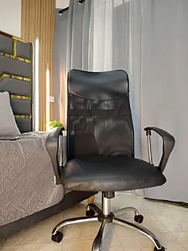 Snapshot of Oliver_bigblack_cock chatting on April 10, 2026, 6:04 pm Oliver bigblack cock online show from April 10, 2026, 6:04 pm