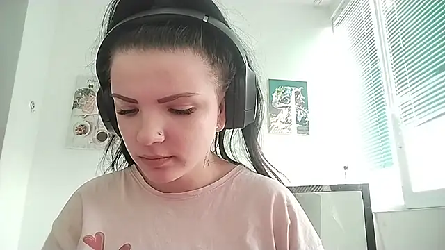 Kateqte online show from March 25, 2026, 1:21 pm